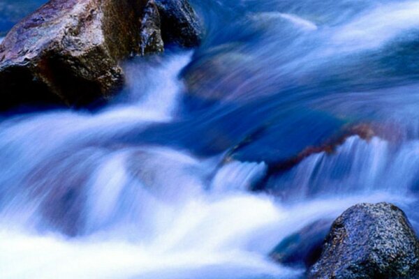 Molto bella cascata sul telefono