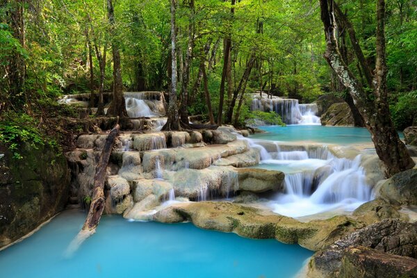 Ein schöner Fluss in der Natur zwischen den Steinen