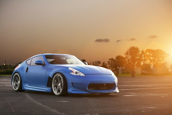 Voiture de sport sur fond de coucher de soleil