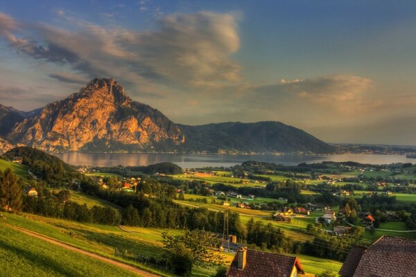 Paysage de montagne au coucher du soleil