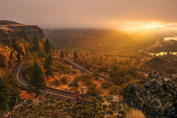 Viajando pelas montanhas ao pôr do sol