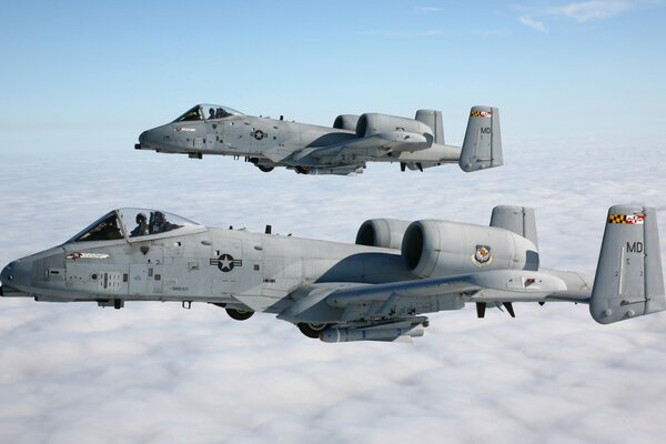 Aviones de combate en el cielo entre las nubes