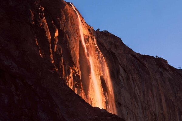 Berg Wasserfall im Freien