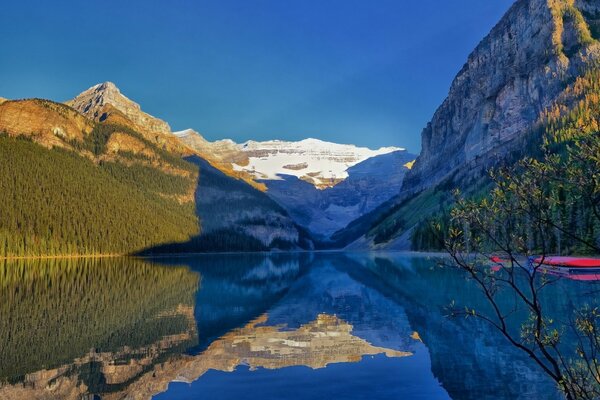 Paisaje de lago de montaña rodeado de colinas