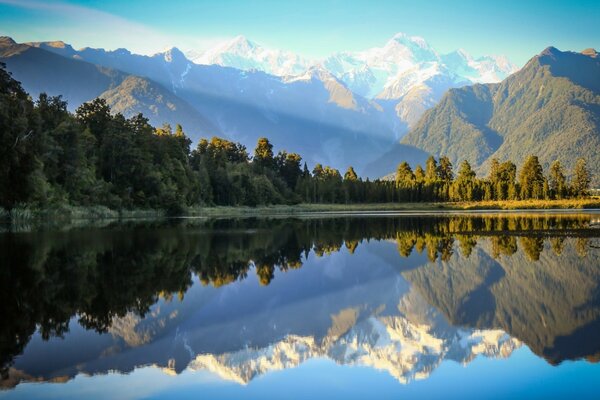 Montagne e di riflesso nell acqua. Natura