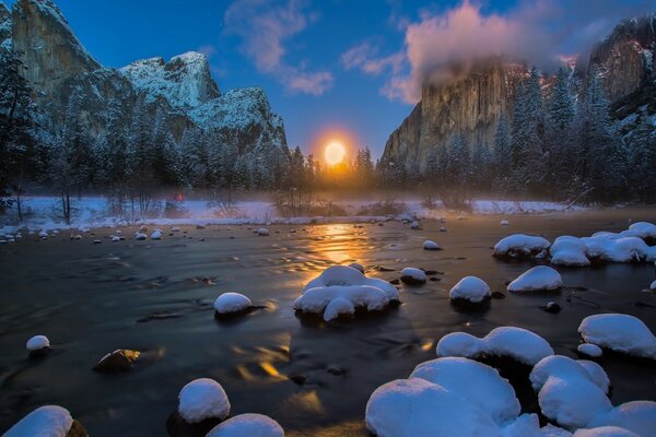 Amanecer en el lago en las montañas