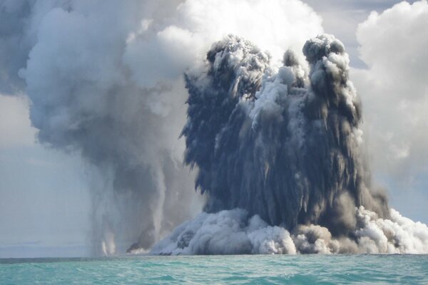 Erupção de vulcão submarino em meio à fumaça