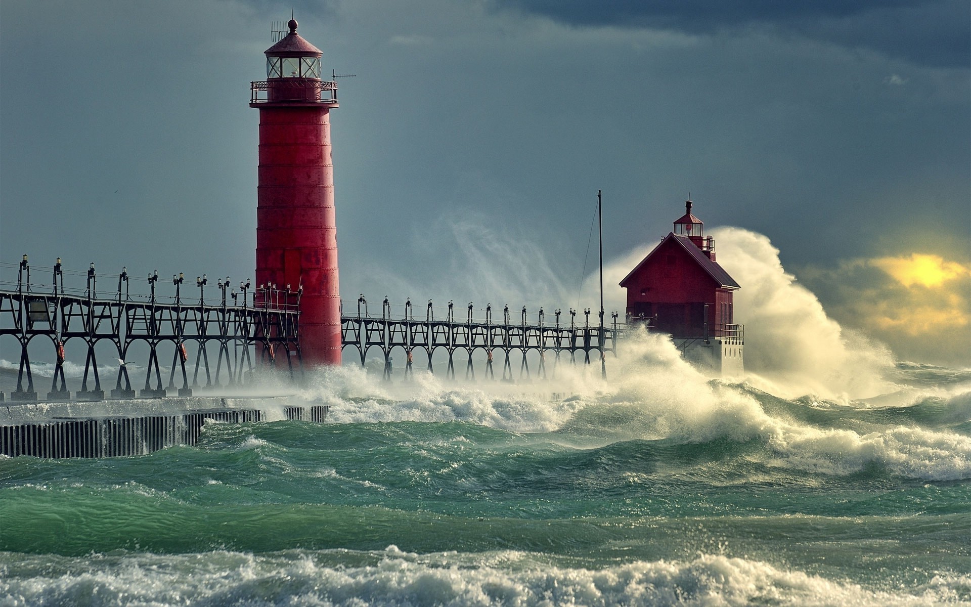 Red lighthouse can withstand the onslaught of the waves - Phone wallpapers