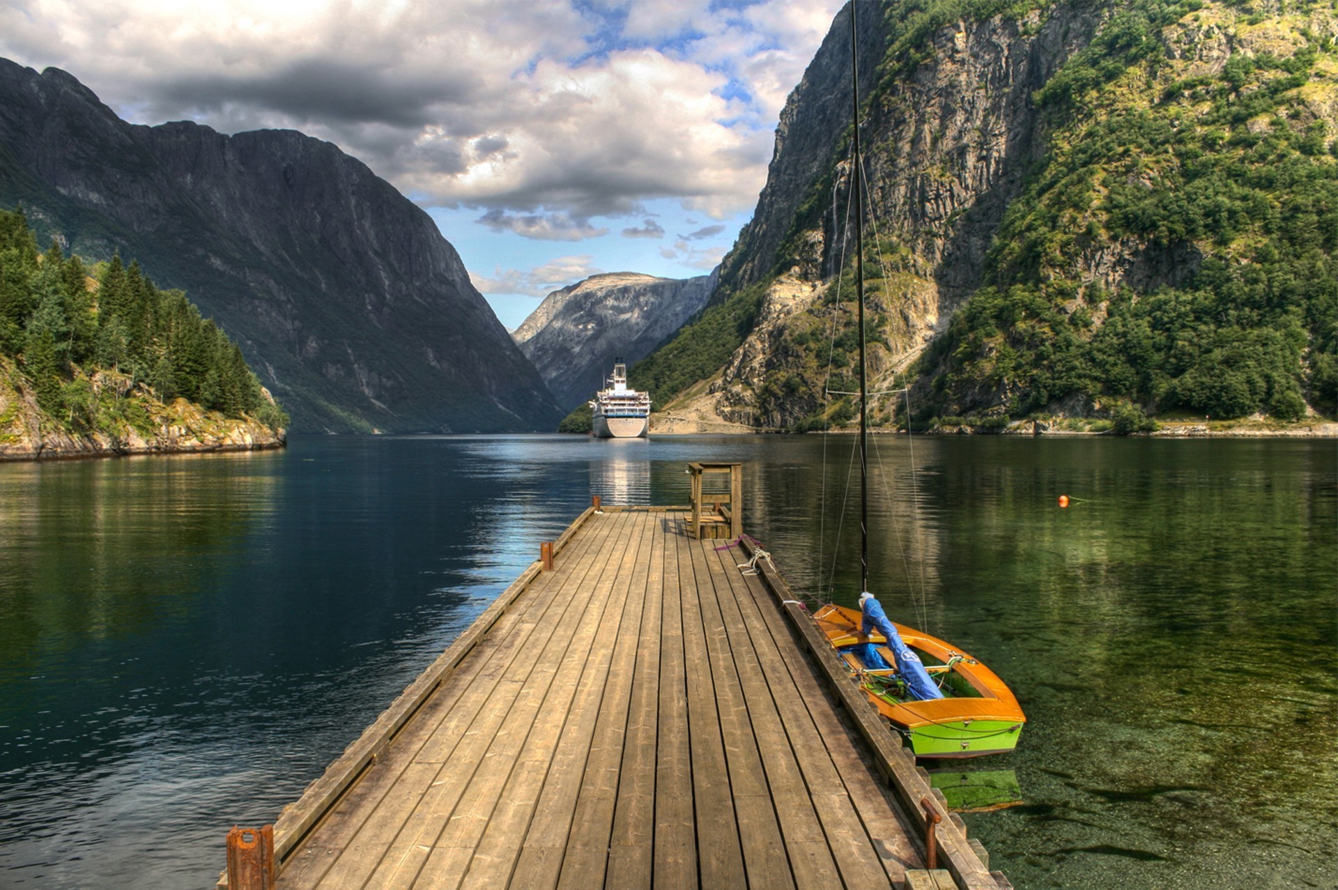 berge wasser holz reisen natur see fluss im freien berge landschaft himmel sommer landschaftlich baum reflexion tourismus boot urlaub urlaub gelassenheit