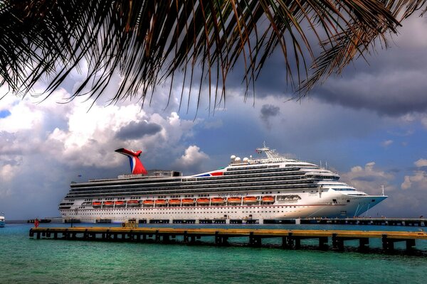 Crucero en el estacionamiento cerca del muelle