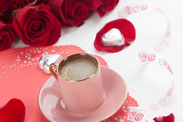 Tasse de café parfumé et bouquet de roses