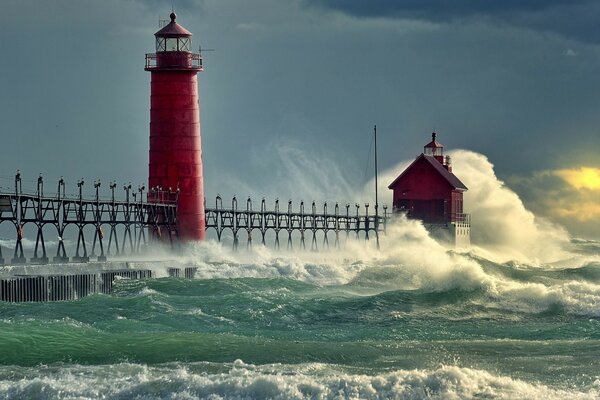 Der rote Leuchtturm hält dem Ansturm der Meereswellen stand