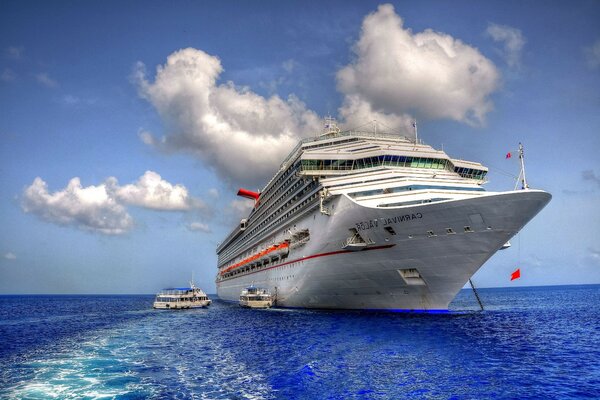 Unloading passengers from a huge cruise ship