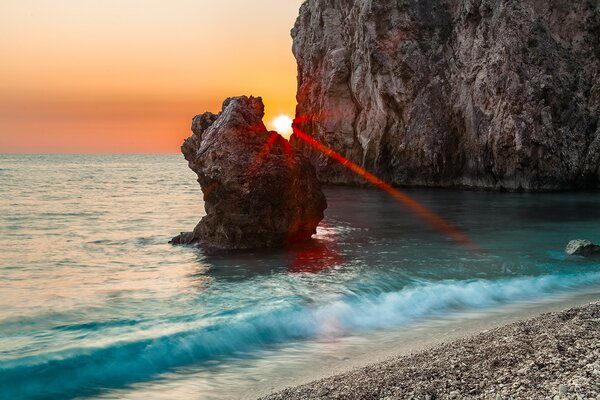 Raggi di sole tra le rocce