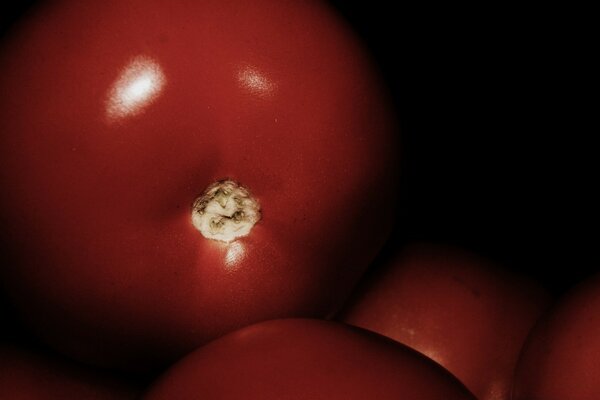 Frutas rojas sobre fondo negro tomadas con macro