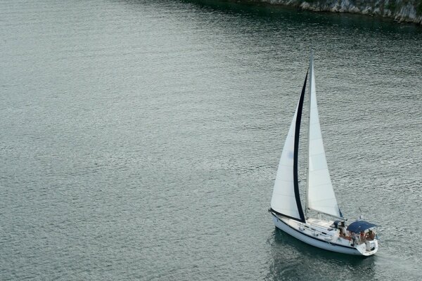 Segelyacht fährt zum Parkplatz in die Bucht