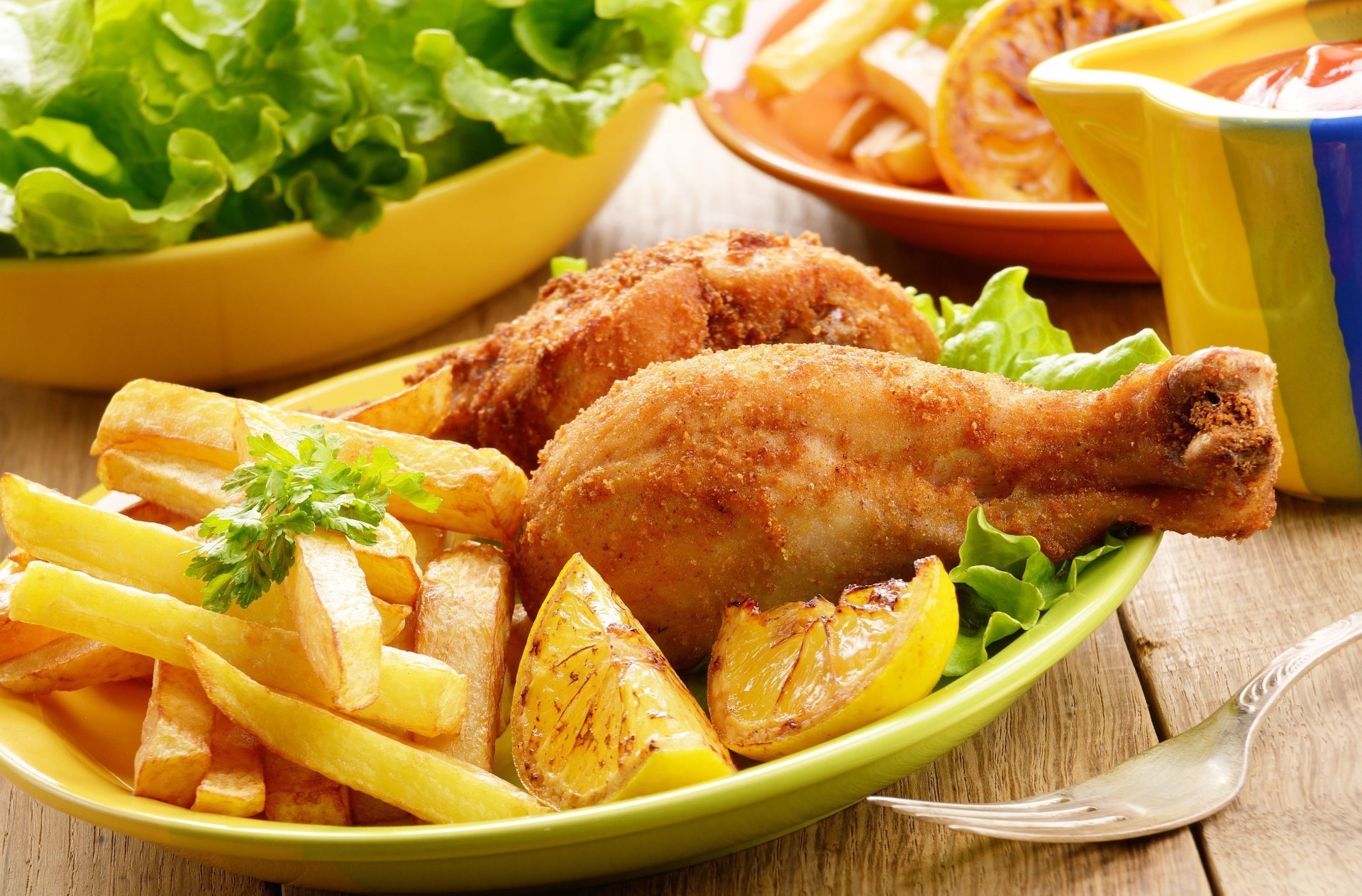 nourriture et boissons dîner déjeuner repas salade alimentaire délicieux viande poulet légume plaque frites salade plat alimentaire pommes de terre cuisine