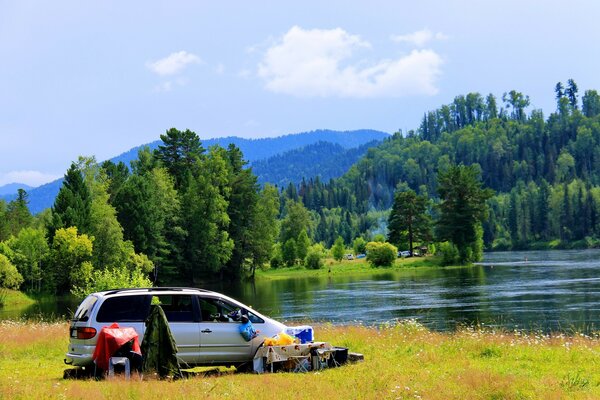 Vacaciones junto al lago en coche