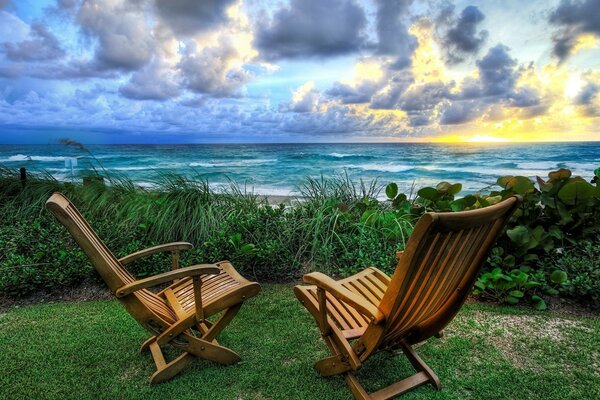 Chaises à bascule en bois au bord de la mer