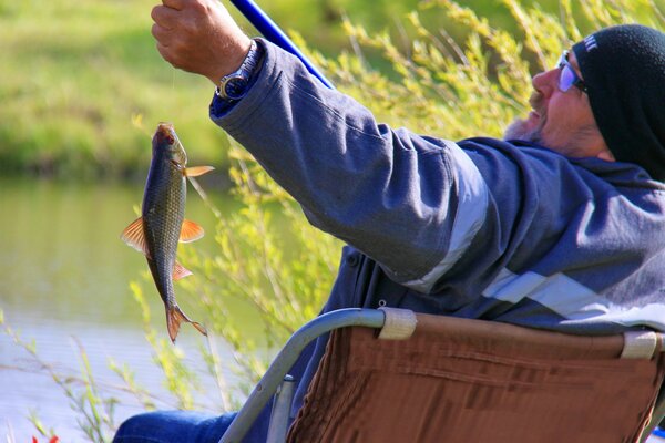 Il pescatore mostra la sua cattura