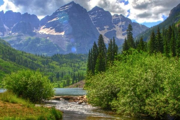 Landschaft der Berge auf dem Hintergrund von Grün und Wasser im Sommer