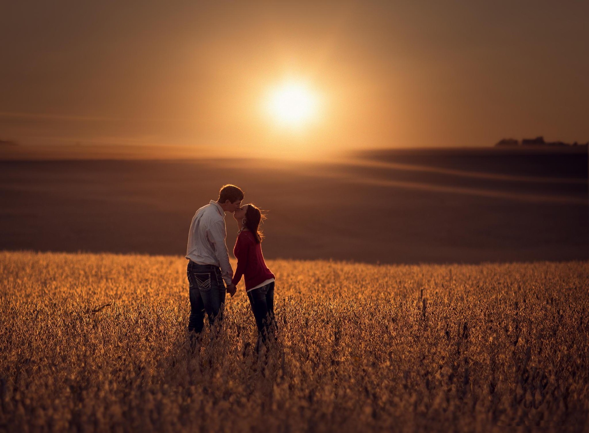 couple d amoureux coucher de soleil soleil aube rétro-éclairé soir plage crépuscule paysage beau temps ciel nature été eau