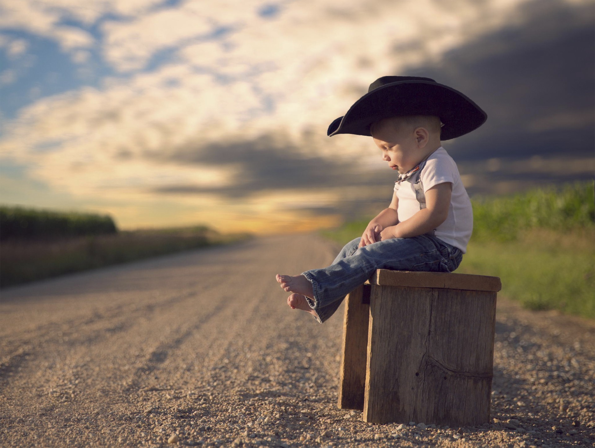 bambini per attività bambino ragazza da solo all aperto tramonto