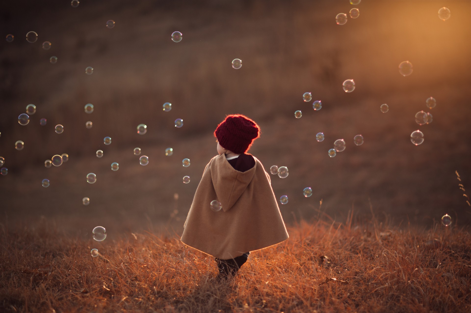 niños al aire libre lluvia naturaleza chica