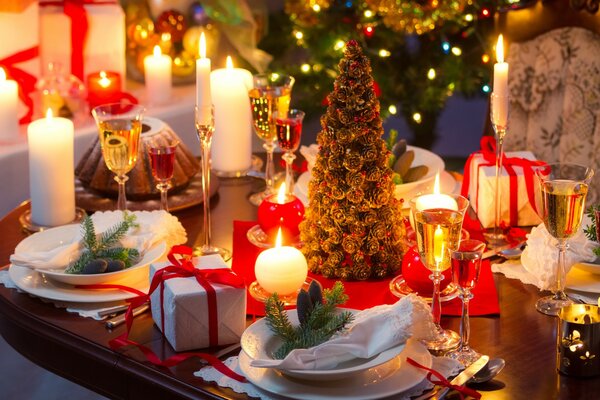 Hermosa mesa de año nuevo con velas