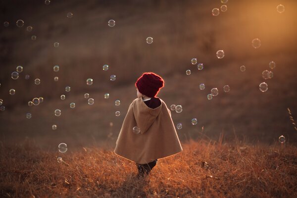 Les enfants aiment se promener dans la nature, ils sont heureux de tout temps, car la nature est comme une mère pour eux