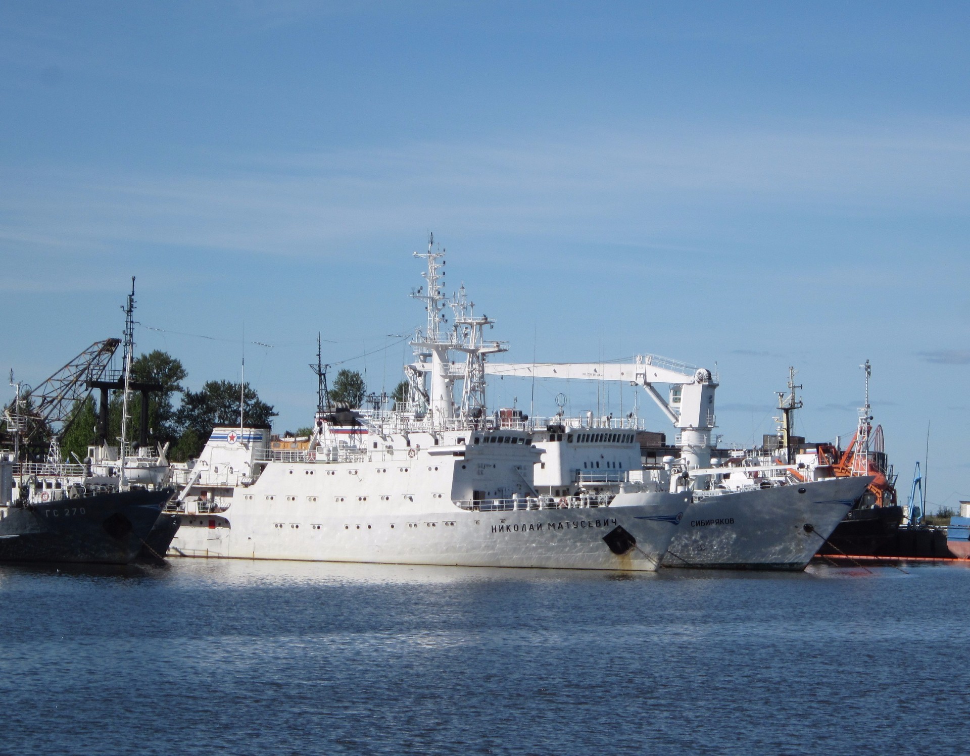 корабли морской транспорт корабль плавсредство военно-морской флот транспортная система корабль лодка гавань море воды военные автомобиль морских броненосец порт пирс морской военно-морской промышленность крейсер