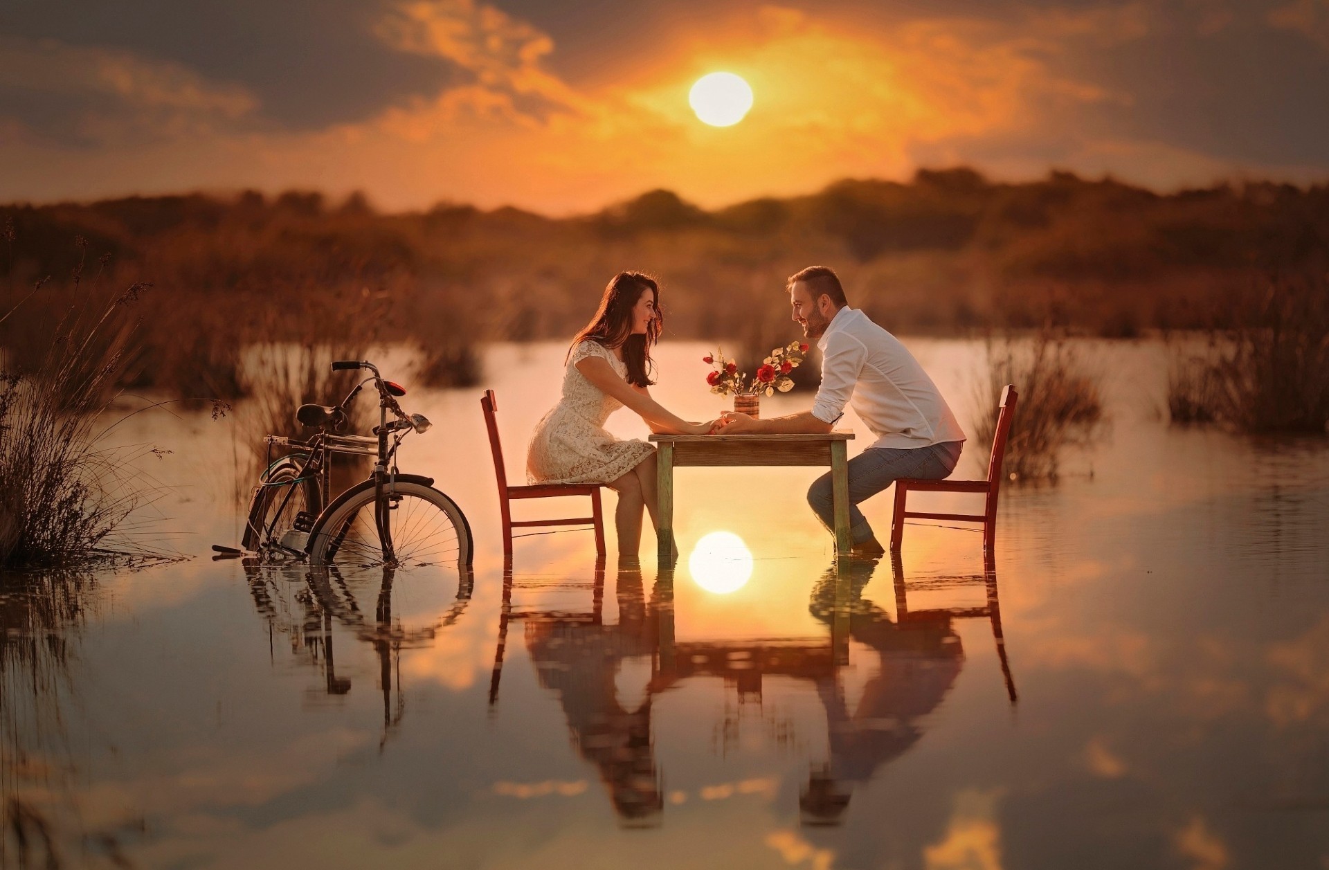 parejas de enamorados puesta de sol amanecer lago agua noche anochecer vacaciones paisaje hombre vacaciones reflexión viajes adulto sol al aire libre mujer cielo naturaleza silueta