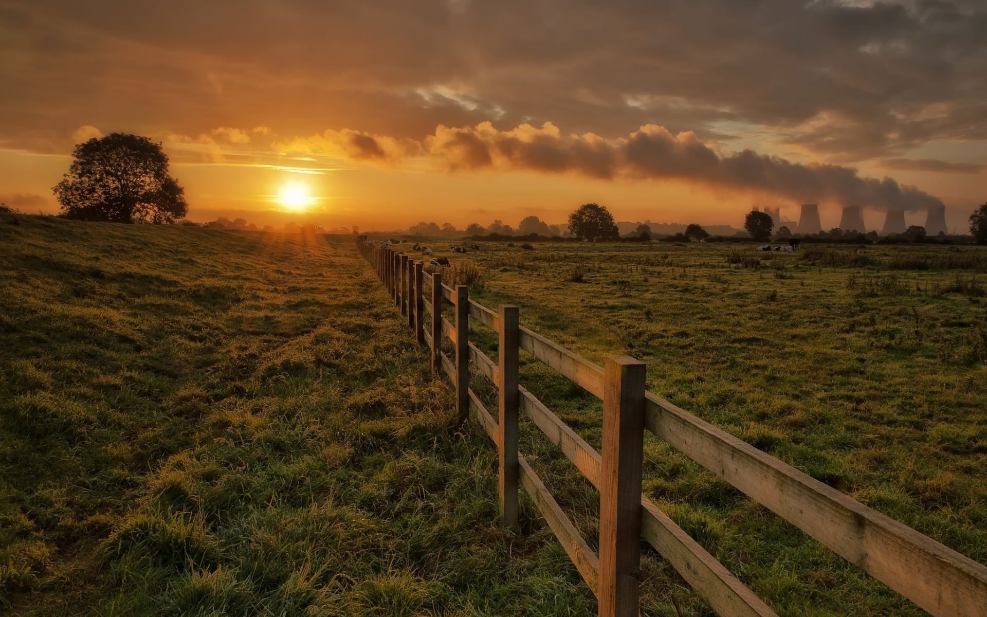 tramonto e alba tramonto paesaggio cielo sole alba campo erba natura fattoria rurale recinzione campagna luce all aperto agricoltura paese bel tempo sera autunno