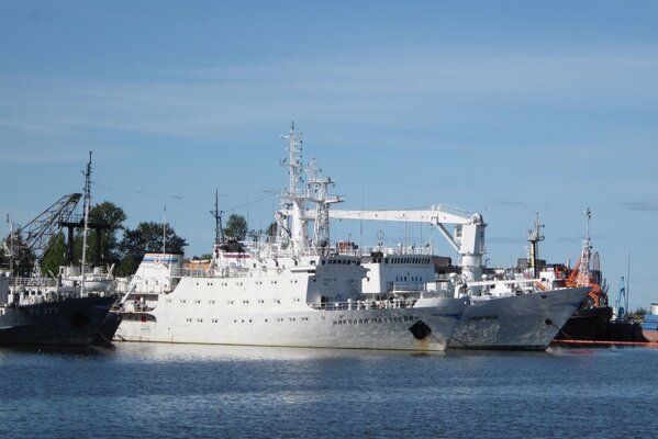 Le navire hydrographique Nikolai matusevitch à Lomonossov.