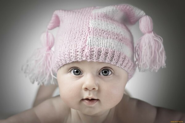 Chubby Babe dans un bonnet rose avec des glands