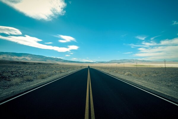 Eine lange Autobahn, die über den Horizont hinausgeht