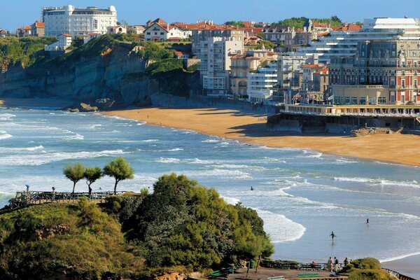 O mar arrasta para a costa uma onda, as suas águas fecham ao redor, a terra seca cobre