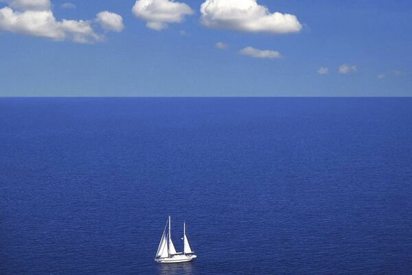 Eine Yacht mitten im Ozean