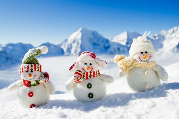 Beaux bonhommes de neige joyeux dans les montagnes