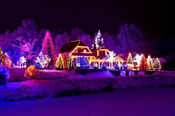 Schöne Weihnachtsbeleuchtung an den Häusern in kleinen Dörfern