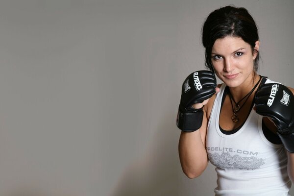 Atleta femenina en Camiseta blanca