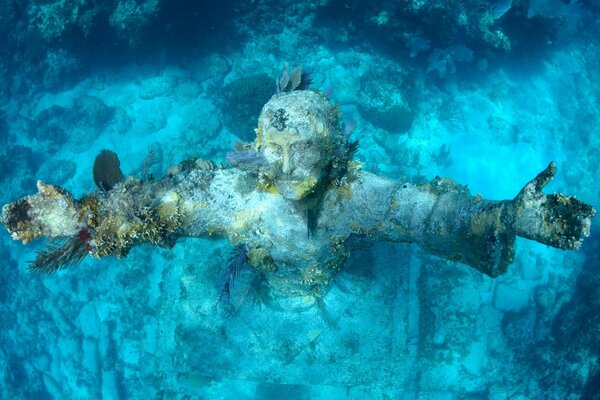 Eine verlorene Statue auf dem Meeresboden