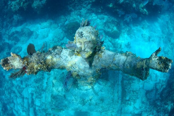 Затерянная статуя на дне океана