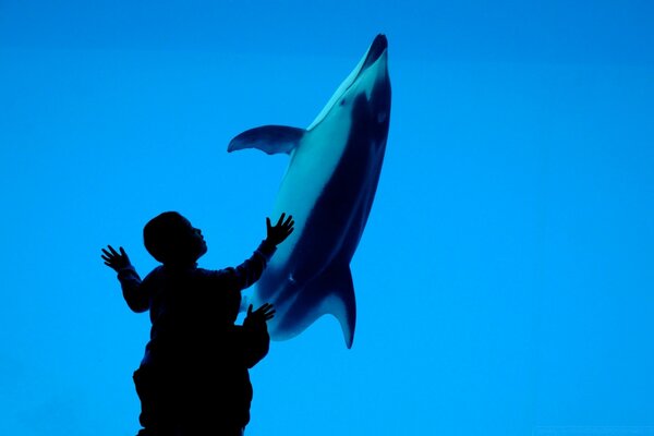 Kinder und ein Delphin. Ozeanarium