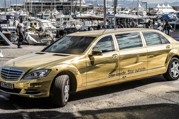 Carro de limusine alongado dourado na exposição