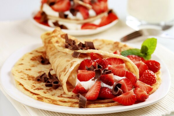 Pfannkuchen mit Erdbeeren und Schokolade