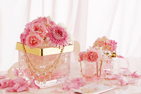 Hermosas flores y decoraciones en cajas transparentes