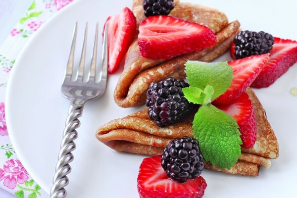 Deliziose frittelle con frutti di bosco