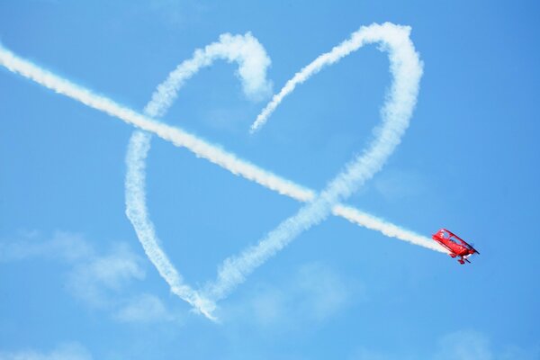 红色飞机在天空中画出一颗心