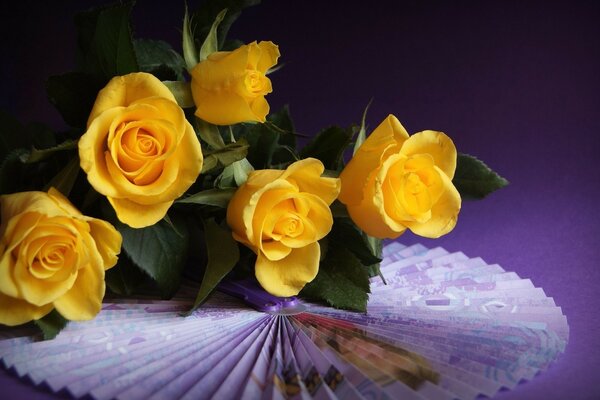 Flores rosas amarillas hermosas para el ramo de cumpleaños